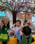 在精靈班的櫻花樹下拿積木自拍.jpg