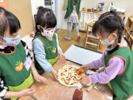 學習區~邊玩邊學習:烹飪-這次的披薩塗了番茄醬唷!
