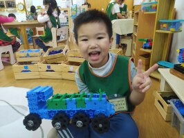 學習區~邊玩邊學習:組合建構區-莫兒方車子創作