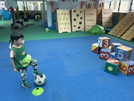 大肌肉活動~運動流汗身心舒暢:我是足球小王子，我可以踢倒骰子。